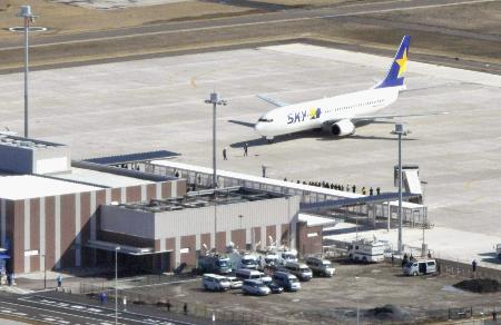 ２０１０年３月に開港した茨城空港に到着した第１便のスカイマーク機＝茨城県小美玉市で共同通信社ヘリから