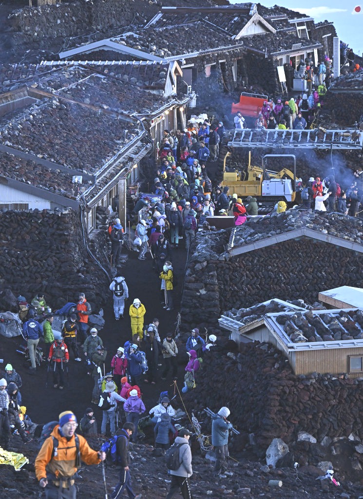 大勢の登山客が詰めかける富士山＝２０２３年８月２日、山頂付近