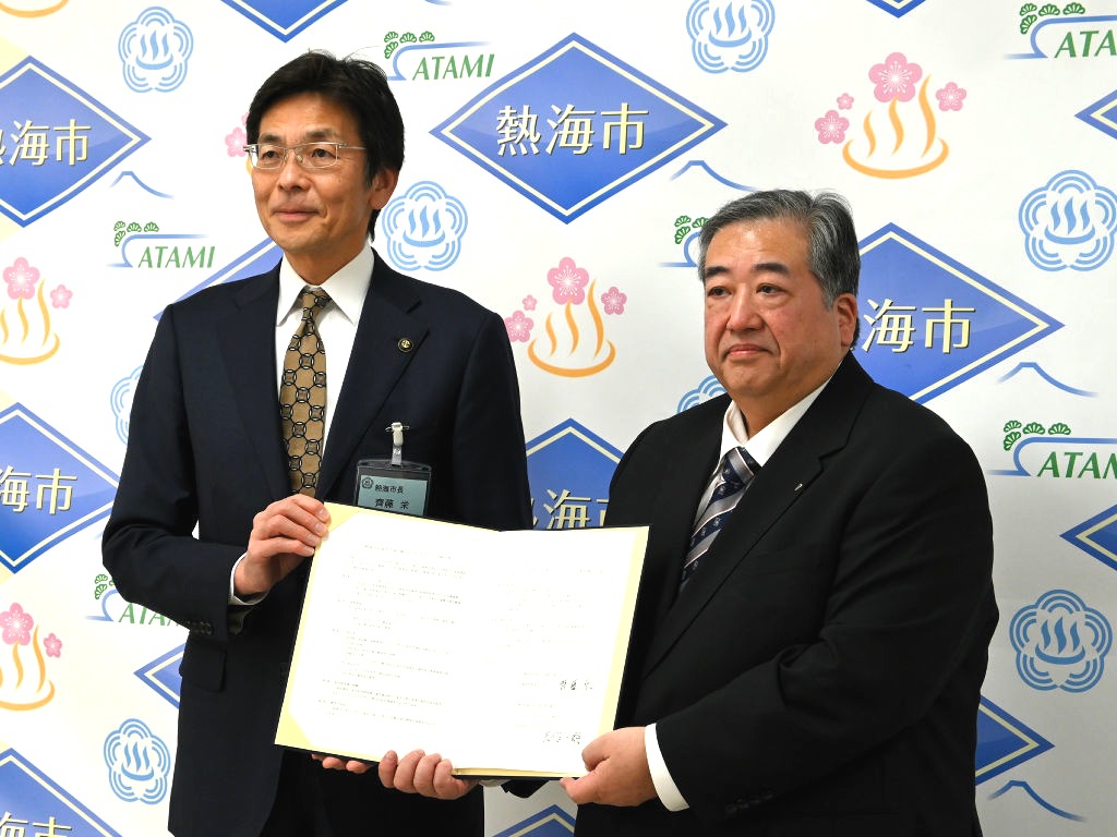 協定書を取り交わす斉藤市長（左）と矢作社長＝熱海市役所