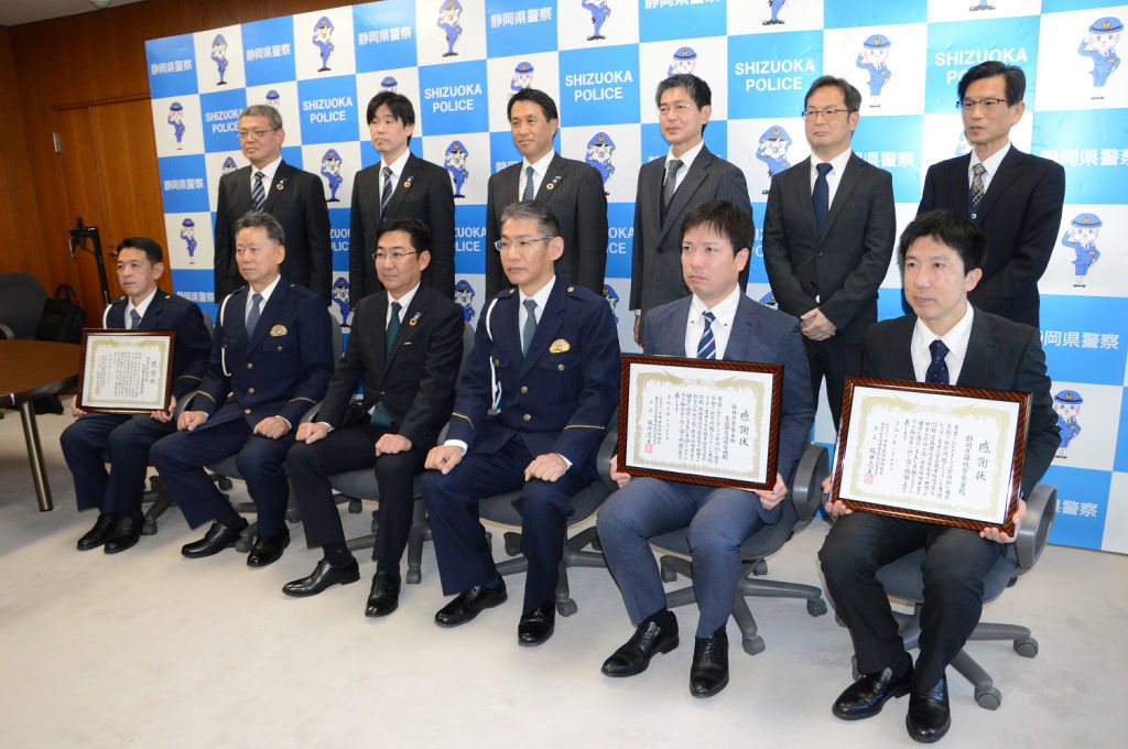 坂井亮夫会長（左）から感謝状を受け取る県警の各幹部＝１３日午前、県警本部