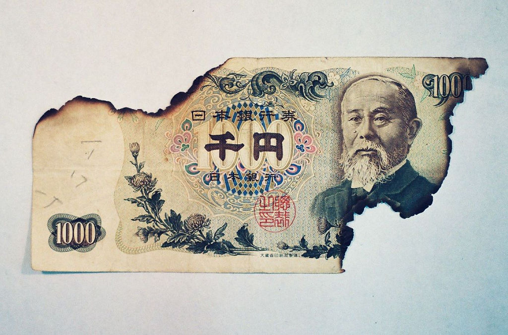 清水郵便局で見つかった焼けた紙幣。「イワオ」の文字も見られる（関係者提供）