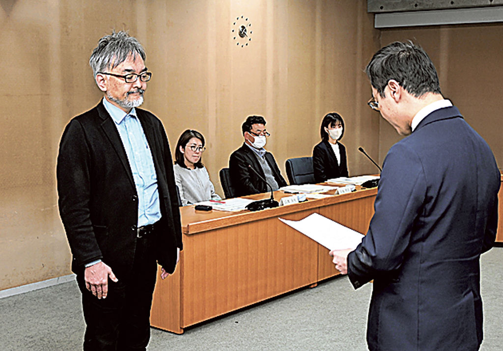 掛川市の久保田市長から諮問を受ける小松会長（左）＝同市役所