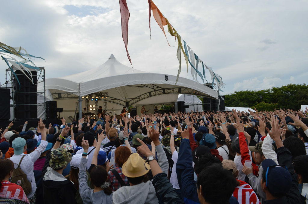 毎夏恒例の野外フェスティバルとして地域にも定着している「頂－ＩＴＡＤＡＫＩ－」＝２０１６年６月、吉田町の吉田公園