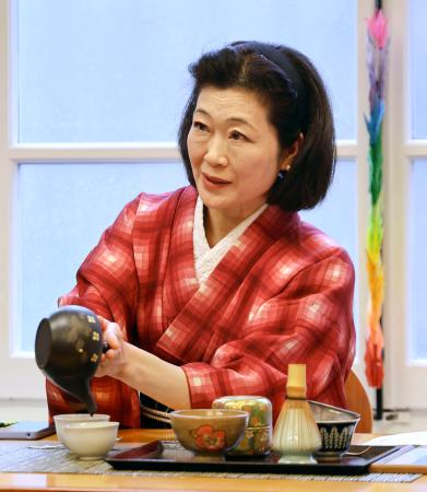 スイス・ジュネーブで開かれた日本茶の試飲会で、お茶の入れ方を説明する岡本江美子さん＝１月（共同）
