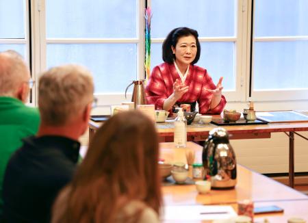 スイス・ジュネーブで開かれた日本茶の試飲会で、お茶の歴史や効能を説明する岡本江美子さん＝１月（共同）