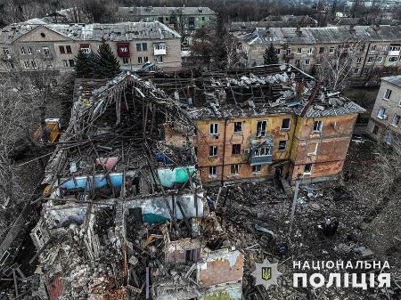 ロシア軍のミサイル攻撃で損傷したウクライナ東部ドネツク州の住宅。８日に公開された（ウクライナ国家警察提供・ロイター＝共同）