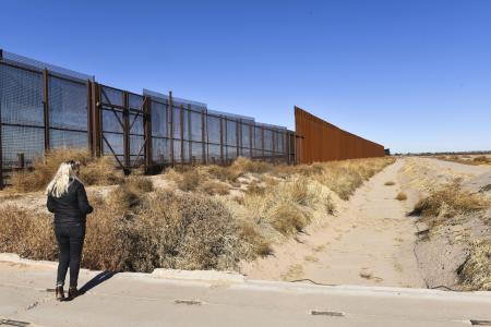 米テキサス州エルパソのメキシコ国境に建設された壁＝２０２３年１月（共同）