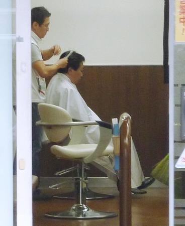「千円カット」の店舗で散髪する野田首相＝２０１１年９月、東京都港区