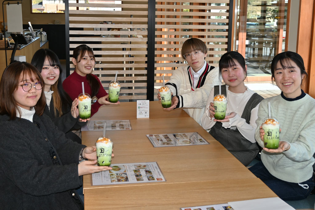 開発した抹茶のドリンクを手にするフードラボのメンバー＝掛川市上内田の茶の庭