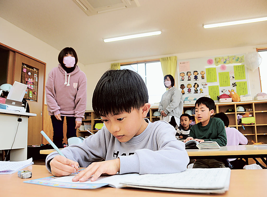 「第二秋桜クラブ」で宿題に励む子ども。浜松市は放課後児童会の運営の持続可能性を高められるよう事業を進める方針＝２月上旬、同市浜名区
