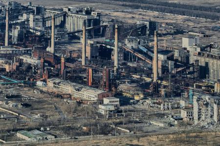 ウクライナ東部ドネツク州アブデーフカのコークス工場＝１５日（ゲッティ＝共同）
