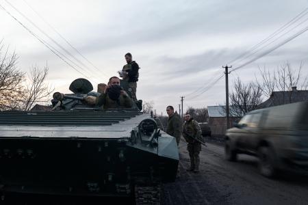 ウクライナ東部ドネツク州アブデーフカ郊外で歩兵戦闘車に乗る兵士＝１４日（ゲッティ＝共同）
