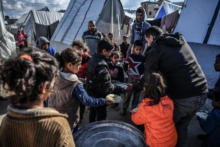 パレスチナ自治区ガザ南部ラファで、食料を求める人々＝１月３１日（ゲッティ＝共同）
