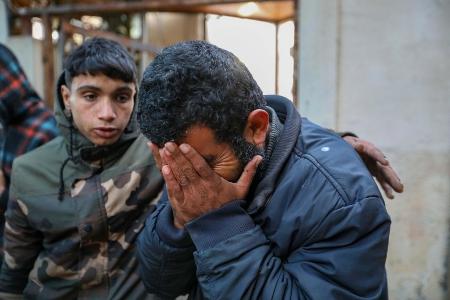 ２月１日、パレスチナ自治区ガザ南部ラファで、友人や親族を失い嘆き悲しむ人々（ゲッティ＝共同）