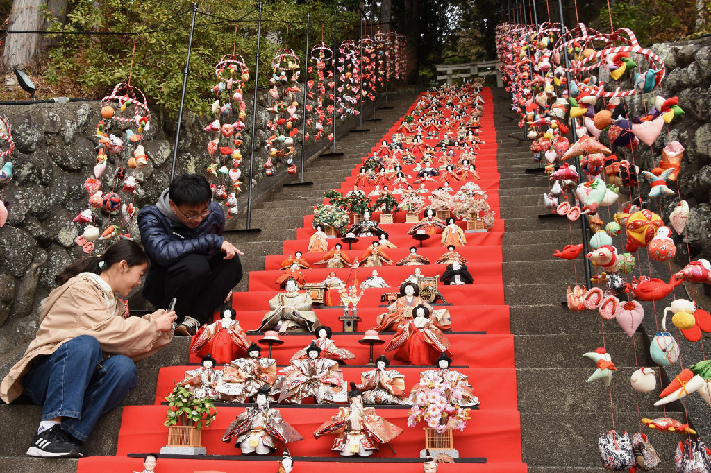 「日本一の段数」をうたう１１８段のひな壇飾りと両脇を彩る伝統のつるし飾り＝東伊豆町稲取の素盞鳴神社