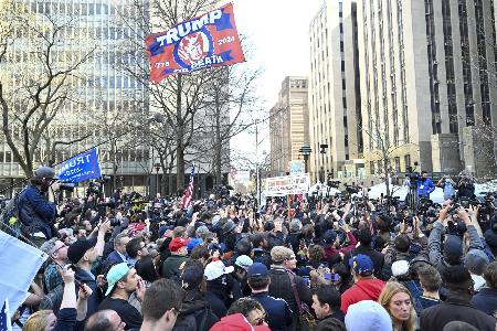 ２０２３年４月、ニューヨーク市マンハッタンにある裁判所前に集まったトランプ前米大統領の支持者と反対派（ゲッティ＝共同）