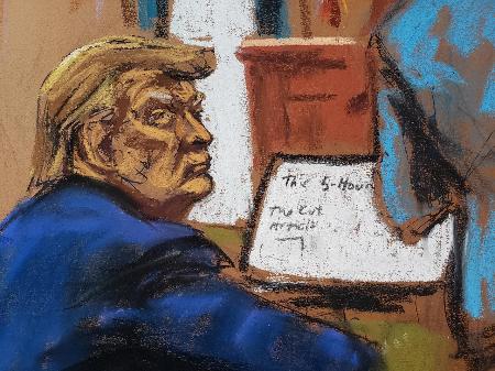 ２０２４年１月２６日、米ニューヨークの連邦地裁に出廷したトランプ前大統領を描いた法廷スケッチ（ロイター＝共同）