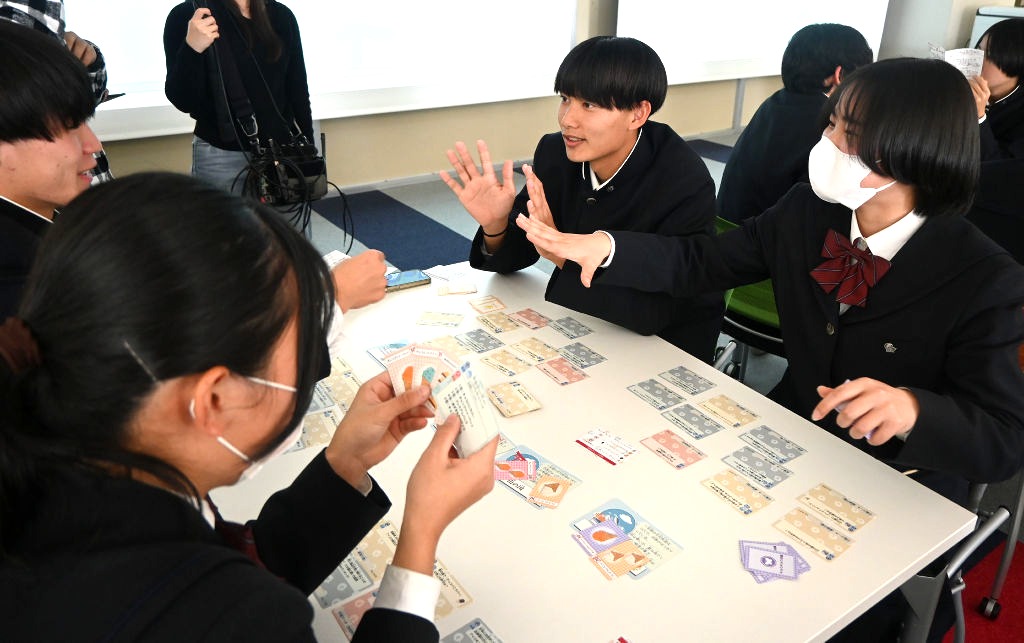 ゲームでマーケティングを学ぶ生徒たち＝富士市立高