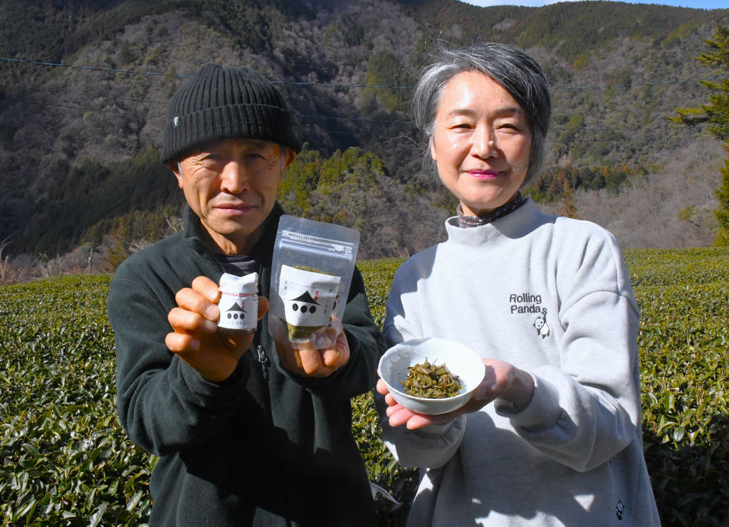 「食べるお茶・発酵ほろに」を開発した「隠れ茶を守る会」の斎藤雅子代表（右）と生産者の秋本元さん＝１月中旬、静岡市葵区梅ケ島