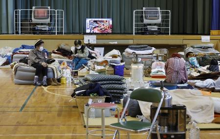 石川県穴水町の避難所になっている体育館。今も多くの被災者が避難生活を送る＝２月１日午前