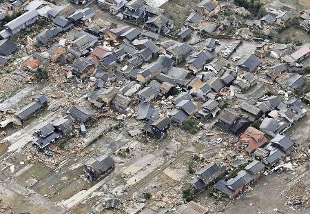 倒壊した石川県珠洲市沿岸部の建物＝１月２日午後（共同通信社ヘリから）