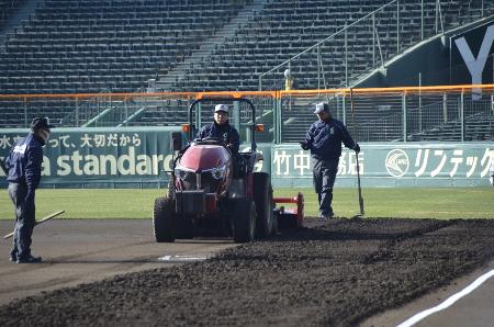 １月に甲子園球場で行われたグラウンドの掘り起こし＝１月９日、兵庫県西宮市