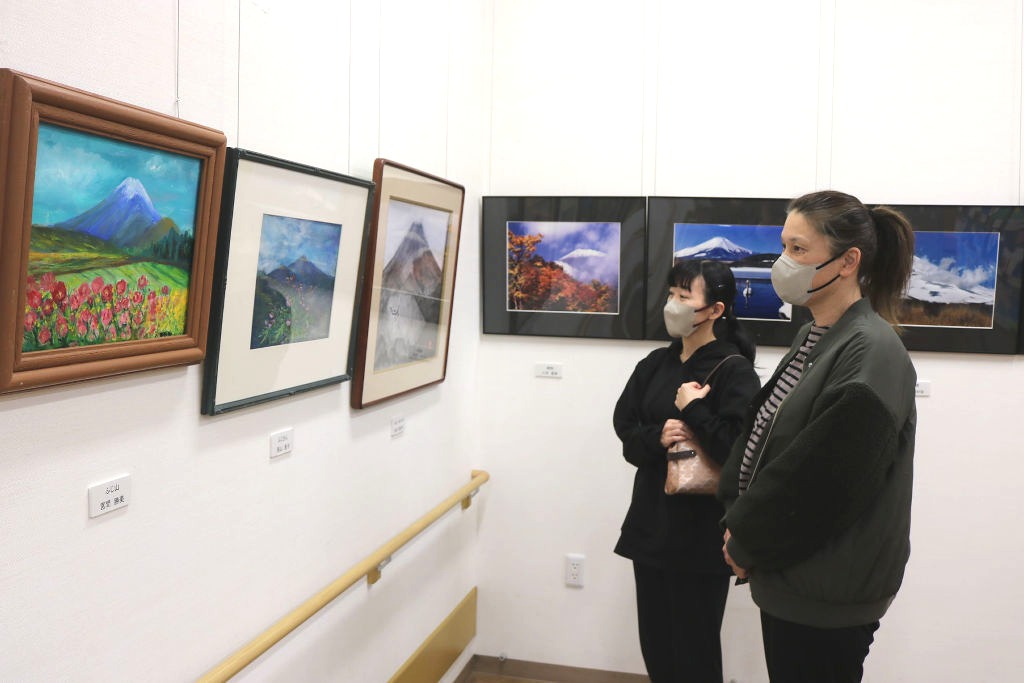 市民の絵画や写真などを紹介する富士山芸術展＝裾野市生涯学習センター
