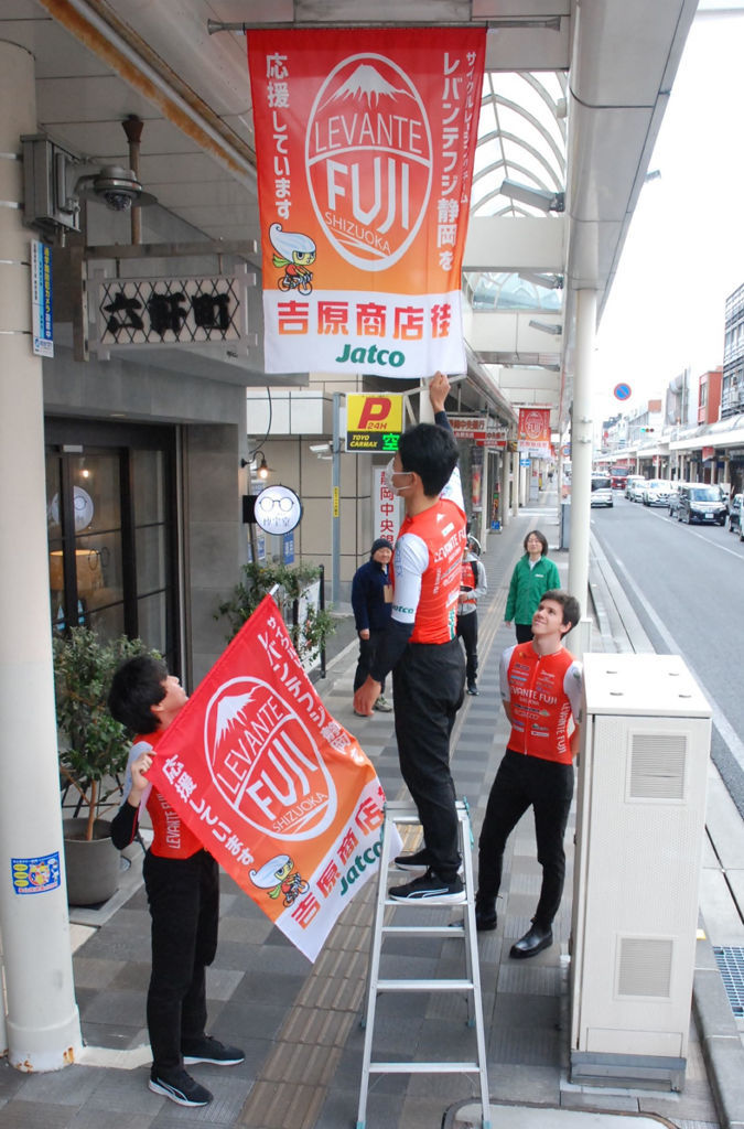 「富士山サイクルロードレース２０２４」に向けてアーケードに掲げたタペストリー＝富士市の吉原商店街