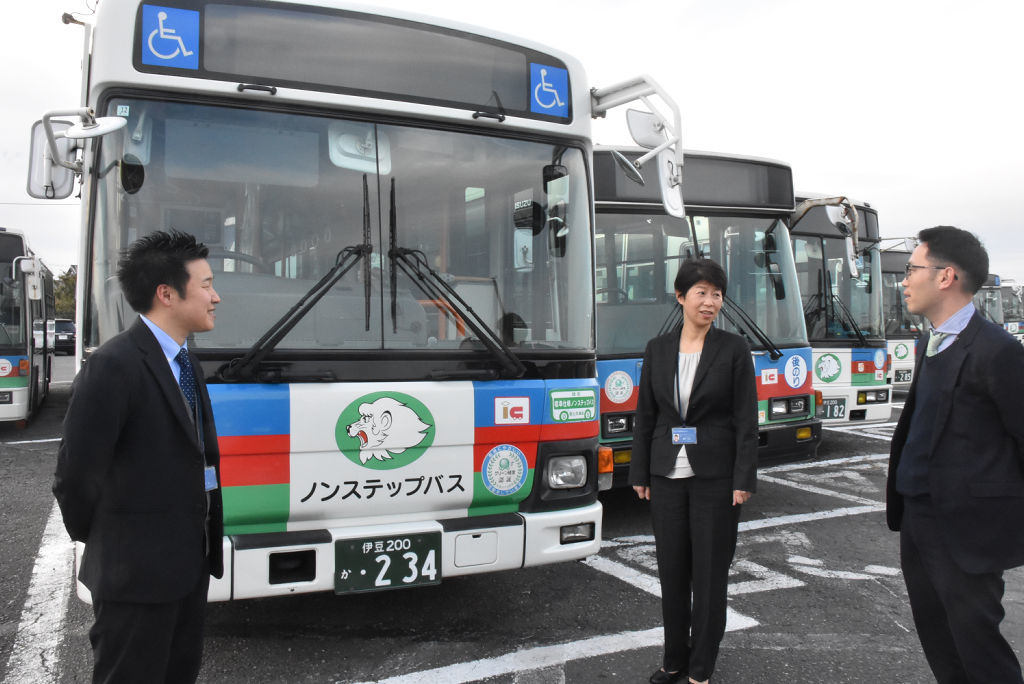 サービス存続に向けた対策を話すツル田課長（右から２人目）ら＝三島市の伊豆箱根バス