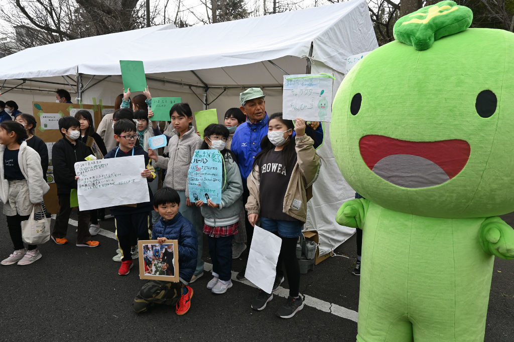 ＰＲ活動に励む児童ら＝静岡市清水区の日本平山頂