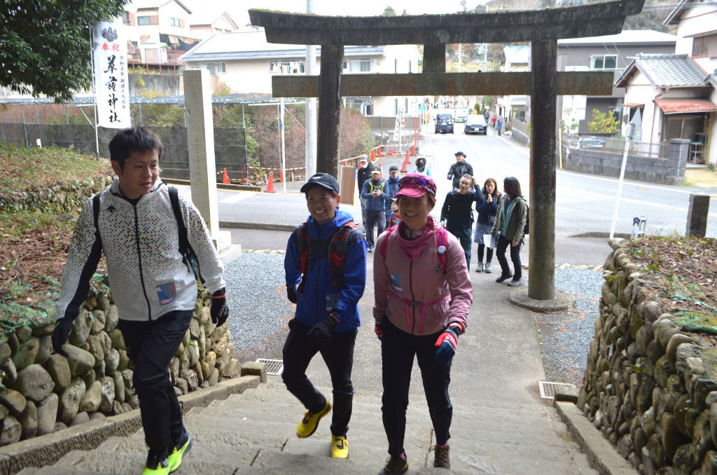 チェックポイントの草薙神社を訪れる参加者＝静岡市清水区