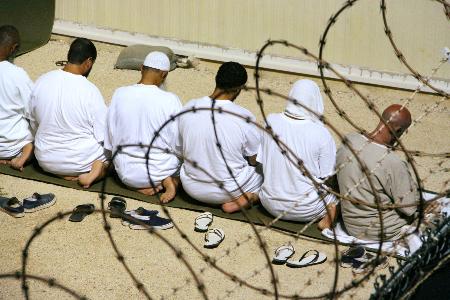 キューバ・グアンタナモ米海軍基地のテロ容疑者収容施設で、祈りをささげる収容者＝２００９年９月（共同）