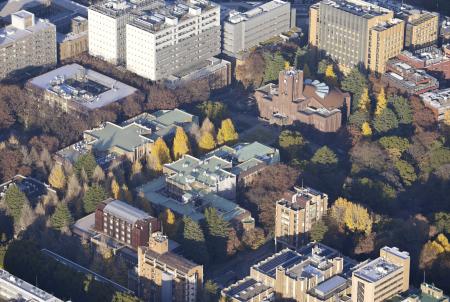 東京大学本郷キャンパス。中央右上は安田講堂＝２０２３年１２月、東京都文京区
