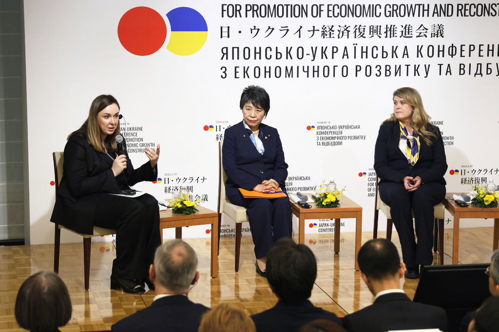 日ウクライナ経済復興推進会議に合わせて開かれた「女性・平和・安全保障」をテーマにした討議に出席した上川外相（中央）ら＝１９日午後、東京都内（代表撮影）