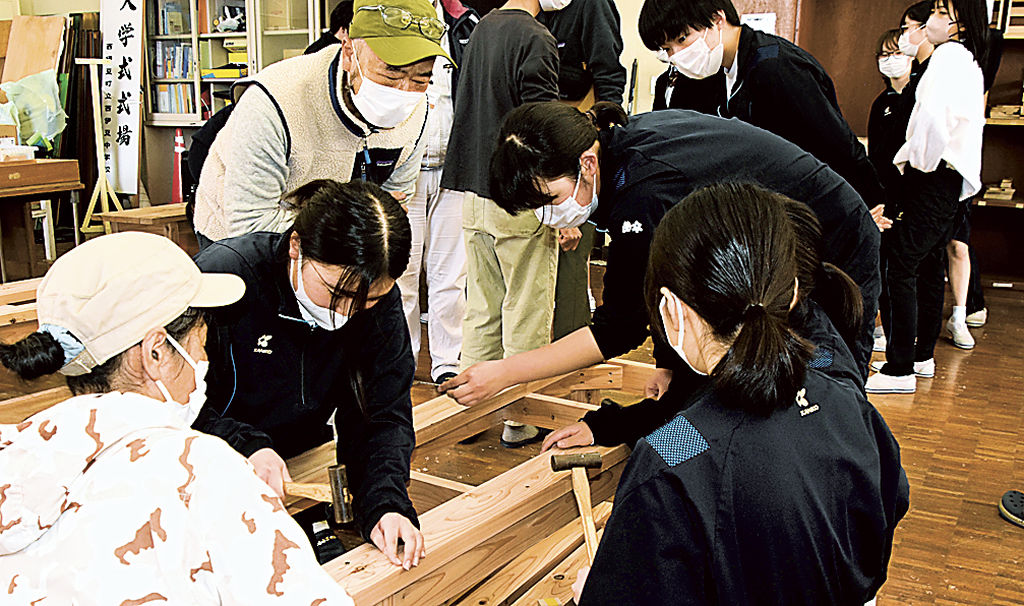 地元産の木材でベンチを製作する生徒＝西伊豆町宇久須の西伊豆中