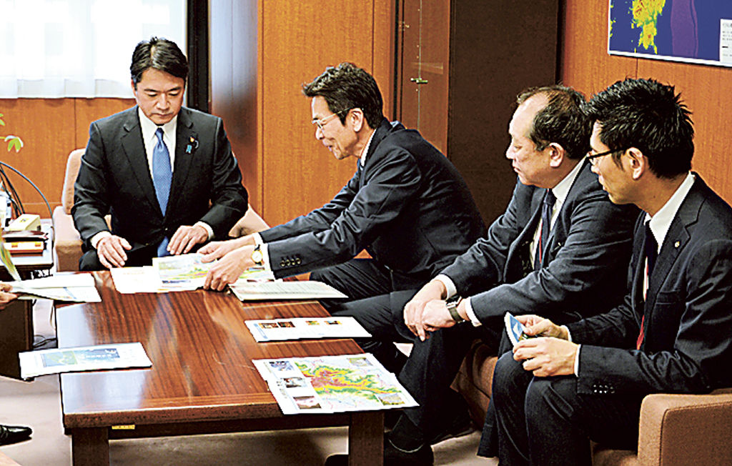 尾崎政務官（左端）に要望内容を説明する斉藤市長（左から２人目）＝国土交通省