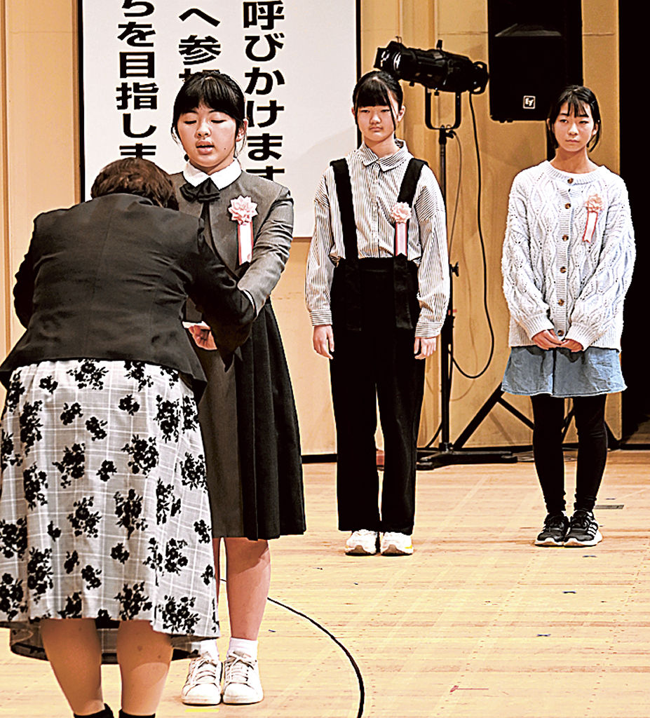 防火ポスター審査で表彰を受けた田辺さん（右から３人目）ら