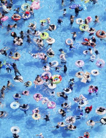 厳しい暑さが続き、東京都内のプールには多くの人が訪れた＝２０２３年７月