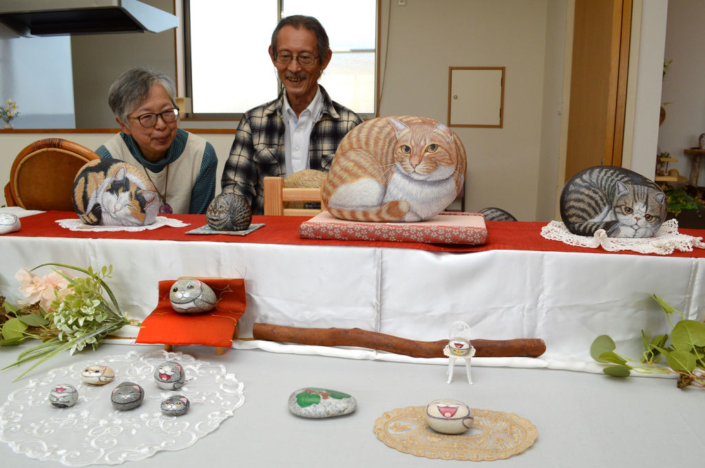 愛らしい猫を表現した作品が並ぶ石猫展＝浜松市中央区入野町のゆめ応援プラザ
