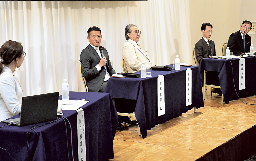 パネル討論では鈴木選手（左から２人目）らが持論を展開した＝富士市内（東部総局・田中秀樹）
