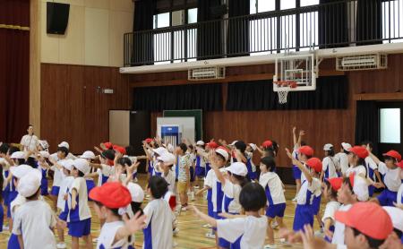 体育館で運動会の練習をする京都市立岩倉北小の１、２年生＝２０２３年９月