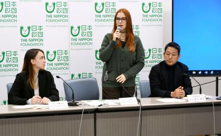 日本財団の記者会見に参加したウクライナ避難民のジュリア・ボヤルチュクさん（中央）とオレクサンドラ・ホデンコさん（左）＝２１日午後、東京都港区