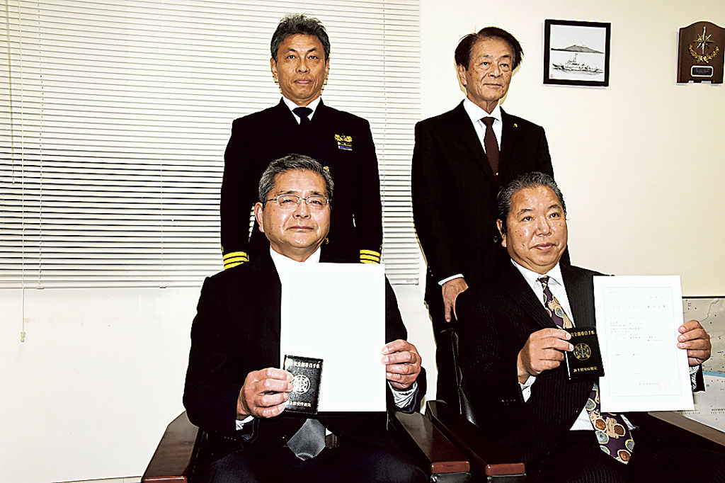 海上安全指導員に指定された（前列左から）藤原さんと沢入さん＝御前崎海上保安署