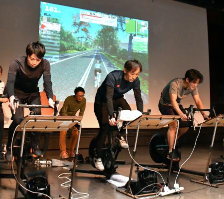 ランとバイクのマシンで争う「ｅデュアスロン大会」の参加者＝１１日、東京都港区