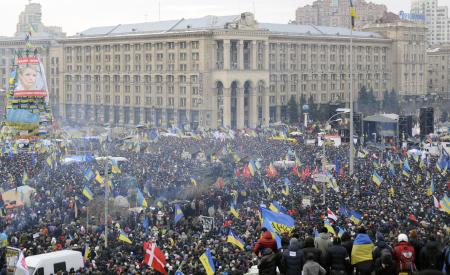 ２０１３年１２月、ウクライナ野党勢力が首都キーウの独立広場で開いた大規模デモ（共同）