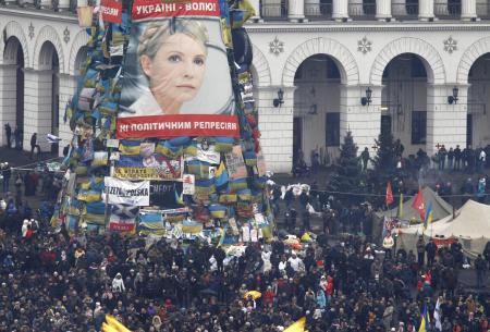 ２０１４年２月２２日、ウクライナの首都キーウの独立広場に集まる反政権デモ隊（ロイター＝共同）