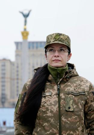 ウクライナの首都キーウ中心部の独立広場前に立つタチアナ・オシポワさん＝１５日（共同）