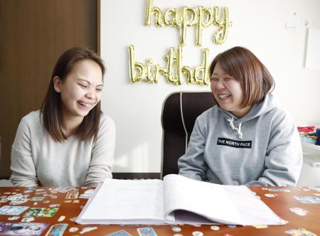 談笑する滝下唯奈さん（右）と小林聡恵さん＝２０２３年３月、神奈川県茅ケ崎市