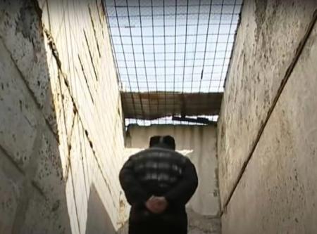 ロシアの刑務所内に設けられた受刑者の散歩のためのスペース。１月９日にナワリヌイ氏がＸ（旧ツイッター）に投稿した画像から（共同）