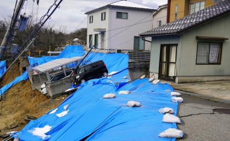 土砂崩れで傾いたカーポート＝１月９日、石川県津幡町